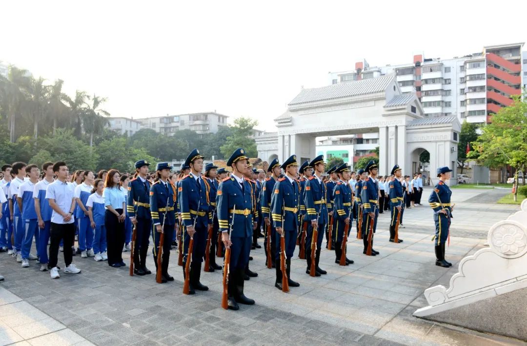 热烈庆祝中华人民共和国成立75周年！